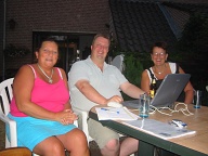 Lekker in de tuin aan het "werk" (verzamelen en verwerken van teksten, foto's adressen voor het herinneringsboekje)